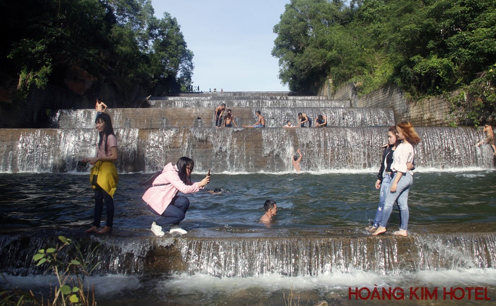 Thác nước nhân tạo 7 tầng ở hồ Hóc Răm (xã Hòa Tân Tây, huyện Tây Hòa) thu hút nhiều người đến tham quan, chụp ảnh - Ảnh: TRẦN QUỚI